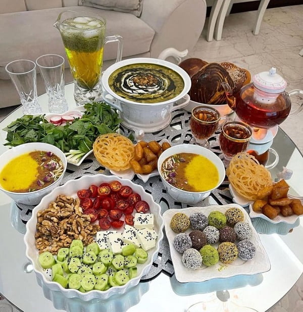 چیدمان سفره افطار روی میز